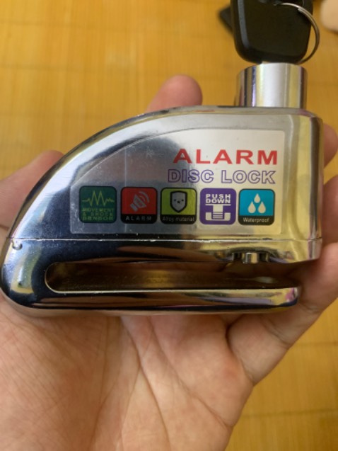 Khoá bị xước khá nhiều. Chưa sử dụng nhưng đã bị han rỉ. Không như quảng cáo