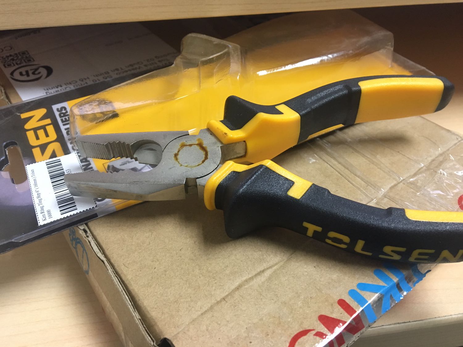 Cứng cáp chắc chắn tuy nhiên không biết xài lâu có bị gỉ sét không
Tay cầm nhựa và cao su cầm êm và cứng cáp
Hình như trước khi giao hàng shop có tra thêm dầu nhớt vào nên thấy màu nâu nâu của nhớt
Nói chung ngon :v