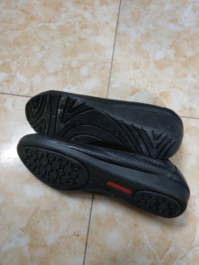 Chất lượng không chê tí gì được. Kích cỡ thì vẫn hơi rộng xíu so với chân bà nhà mình, thêm miếng đệm gót là vừa. Đường may, miếng lót đều chỉn chu, dập rõ hãng làm, nhìn rõ cái tâm của người sản xuất. Giày SG vừa rẻ vừa quá tốt so với giá! Chắc mình cũng phải bon chen 1 đôi theo bà :) Mua phải nhiều sản phẩm treo đầu dê bán thịt *** online rồi, kiếm được sản phẩm như shop đúng là của hiếm!