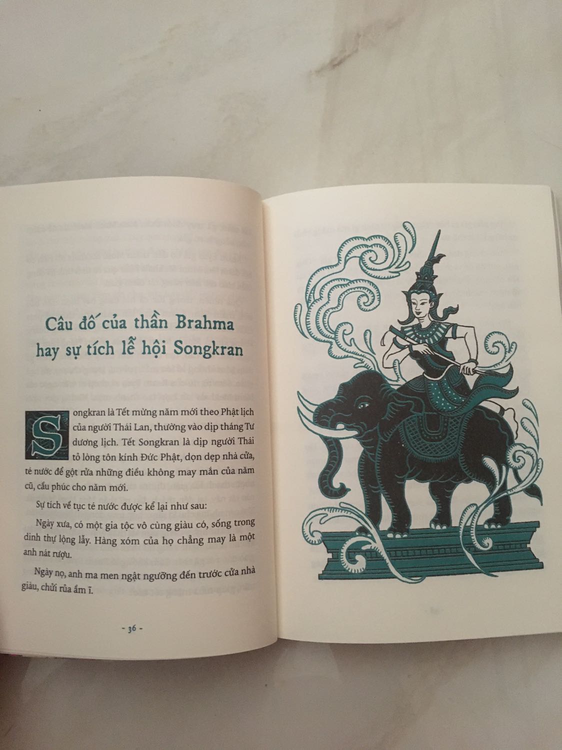 Sách được Tiki giao tới rất nhanh, sách mới và đẹp, nội dung về các vị thần ở khắp các châu lục trên thế giới, nhiều câu chuyện về các vị thần ở Châu Phi hay châu Mỹ rất thú vị nhưng ít được biết đến vì mọi người thường hay biết đến các vị thần ở châu Á hoặc châu Âu nhiều hơn. Mình đã mua quyển sách này sau khi đã đọc quyển ‘Sinh vật thần thoại khắp thế gian’ để biết thêm nhiều vị thần trong văn hoá Châu Á cũng như các châu lục khác.
