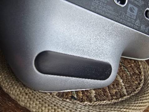 Giao hàng nhanh, tem dán vẫn còn nguyên, kể cả miếng dán dướii chuột. Tuy nhiên, nhìn kỹ 4 miếng cao su tiếp xúc thì có dấu trầy xước và mòn chút chút, không giống chuột zin chưa sử dụng như mình nghĩ