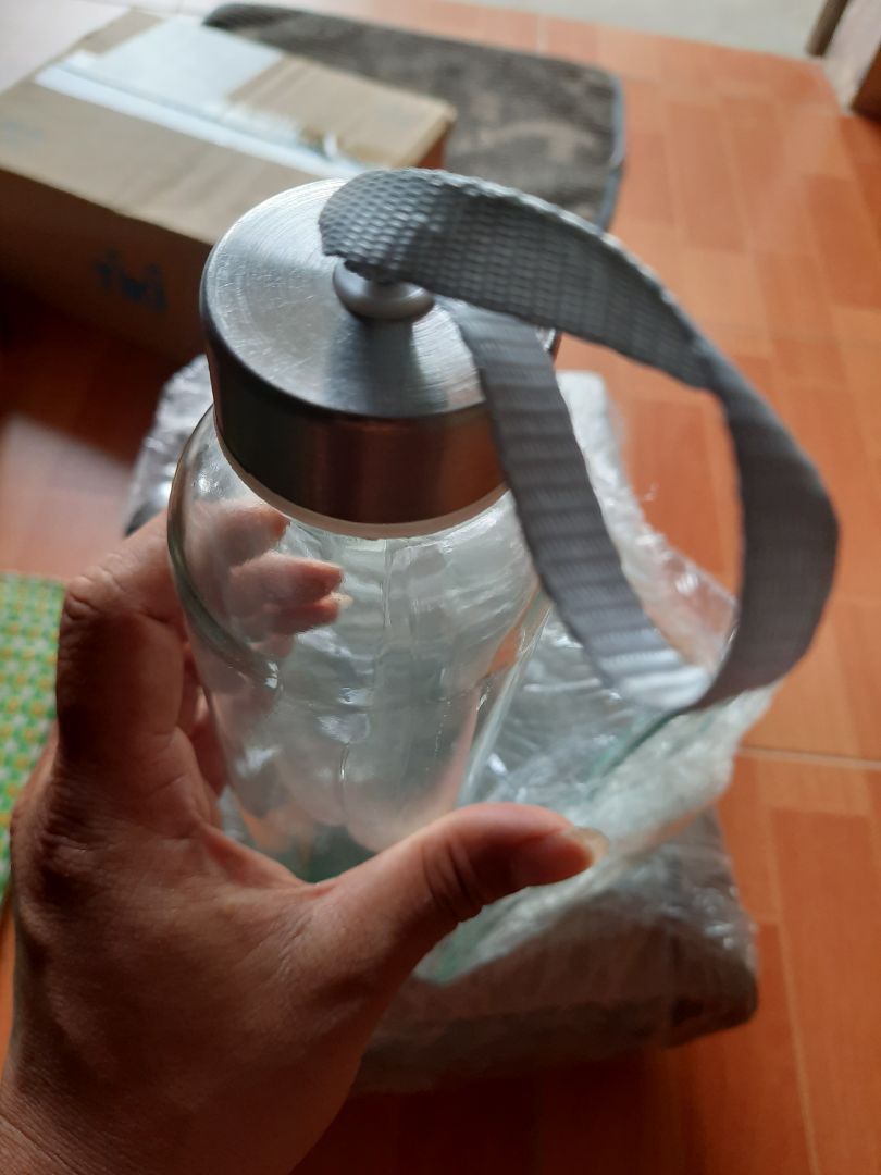 mình lấy 15 bình thủy tinh, mở ra yên tâm ko bị va đập vỡ chiếc nào, bình dầy và đẹp, nói chung sảm phẩm tốt so với giá, thanhks shop và tiki...