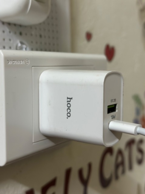 Sạc vào pin rất nhanh, có 2 cổng để sử dụng rất tiện lợi. Đáng đồng tiền bát gạo.