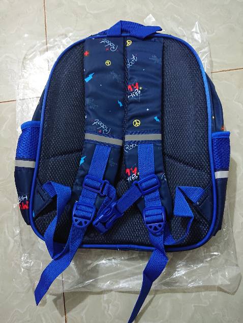 Mẫu mã đẹp
Nhiều ngăn tiện dụng
Vừa với thân hình của bé nhà mình
Giao hàng đúng hẹn, đóng gói cẩn thận
Điểm trừ là đường chỉ may vẫn còn lỗi
Thông cảm được vì giá cũng rẻ