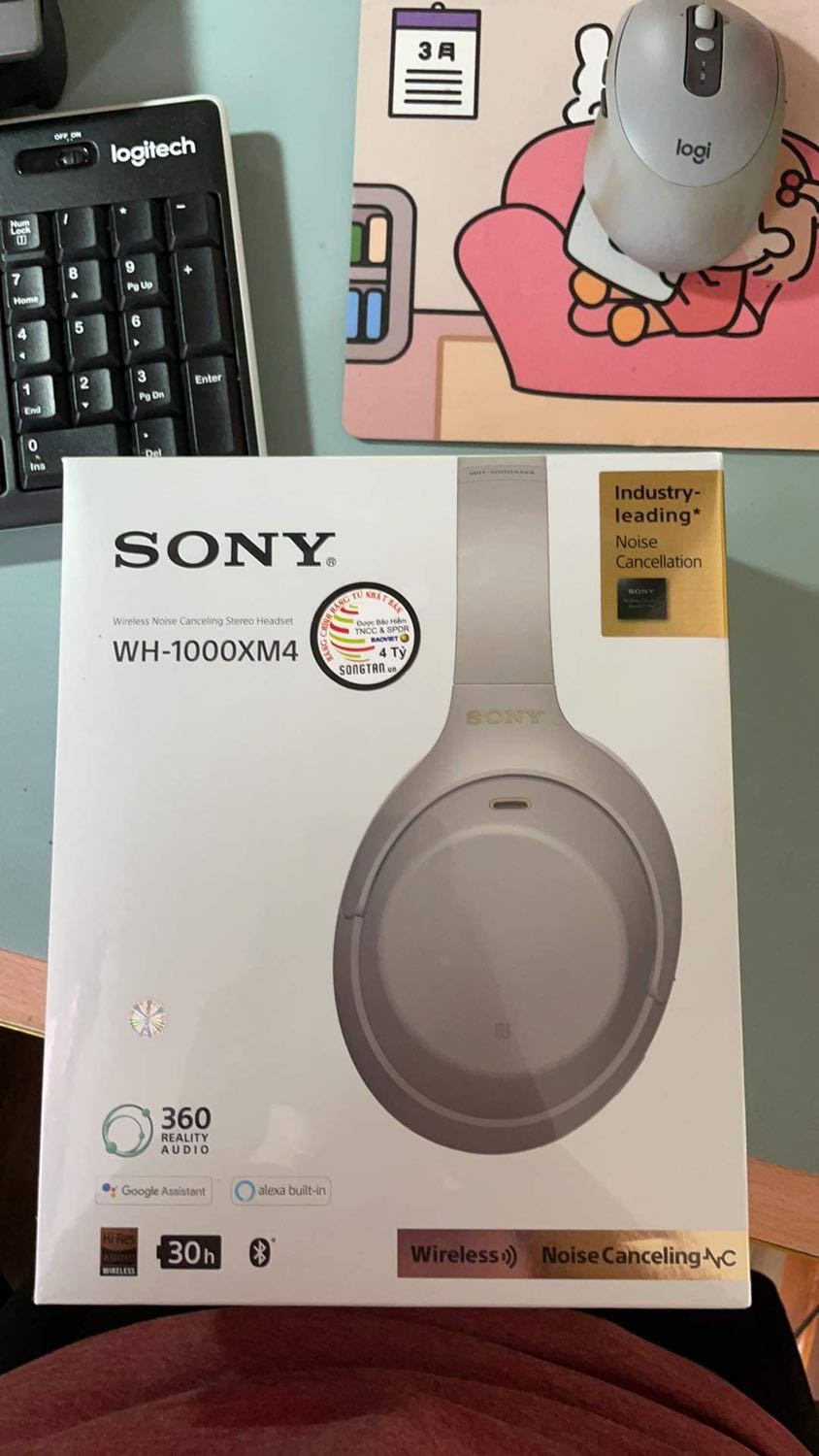 Quá nhanh. Mình lượn lờ sản phẩm vài lần. Trúng TIKI giảm 5tr790k. Áp mã moca 300k. Còn 5tr5. Quá đẹp cho 1 cuộc tình khô máu 🥰🥰🥰
Chất lượng nhạc hay. Mình mới đeo nên hơi đau đầu chút vì chưa quen. Chống ồn cực tốt.  nghe thấy tiếng quạt nhẹ thôi, ko rõ tẹo nào.
Mình liên kết dễ dàng với iphone nhưng laptop thì hơi mệt chút.
Các bạn ấn giữ nút nguồn tầm 7s thì sẽ hiện MX4 trên laptop nhé. Tai nghe sẽ kích thích Bluetooth pairing. Mình mày mò cách này trên youtube :)))