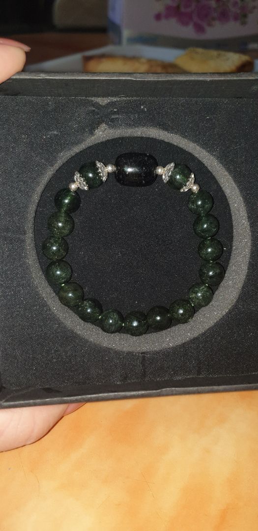 vòng ở ngoài hơi tối hơn trong hình nhưng rất đẹp và sang. vừa y không cần chỉnh. shop phục vụ tốt