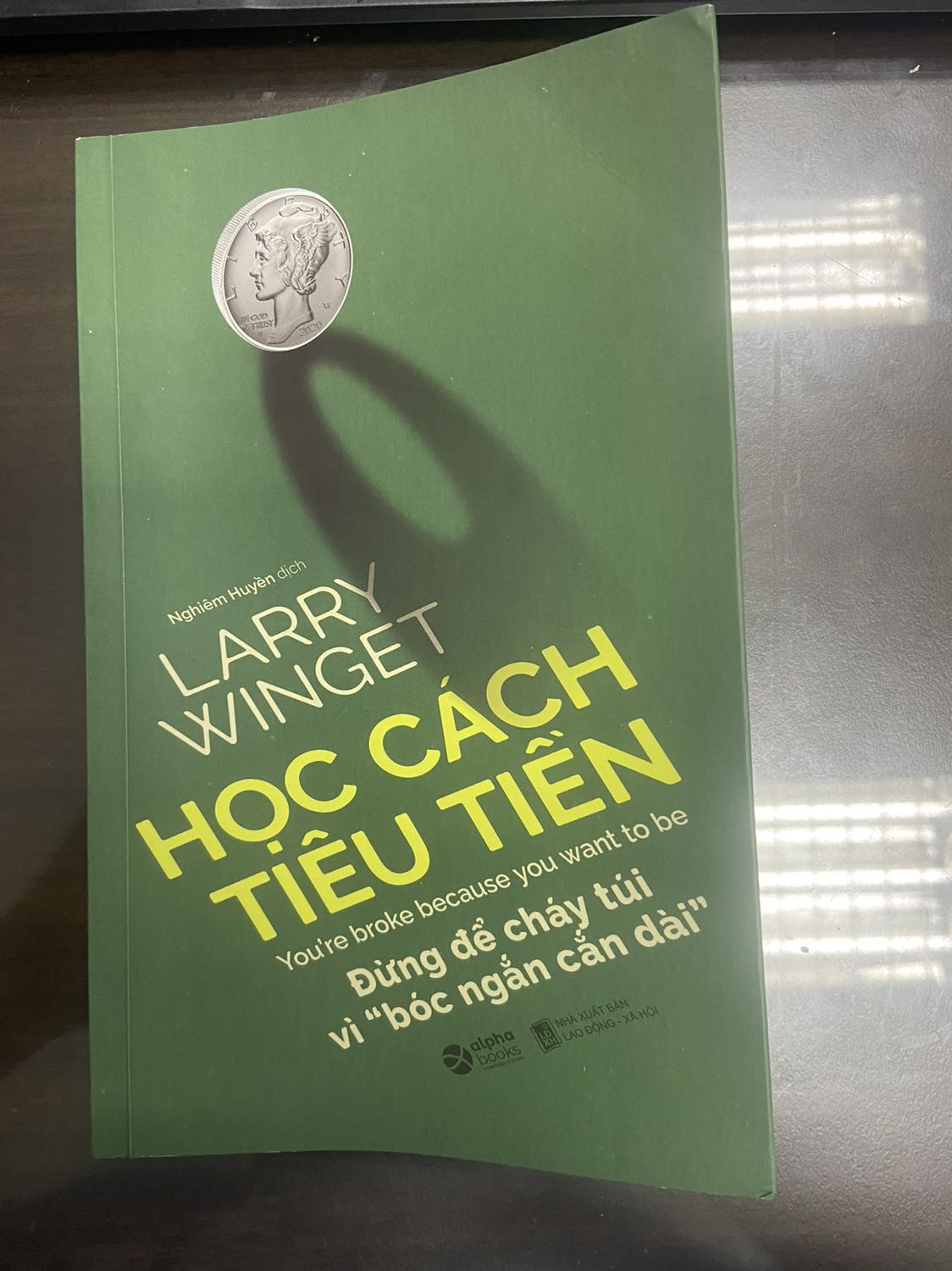 Tiki giao hàng nhanh tuy sách có hơi nhăn một chút. Về nội dung: sách dành cho những người hiện không có một đồng tiết kiệm nào trong tài khoản và thường xuyên đi mượn nợ trước khi nhận được lương. Có nhiều tips để sắp xếp lại các khoản chi tiêu và tránh xa những khoản tiêu dùng hoan phí. Sách đáng đọc cho những bạn trẻ mới bắt đầu đi làm lương thấp nhưng lại thích tiêu tiền để thể hiện bản thân hoặc sa đà vào những sở thích tốn kém. Tuy nhiên sách do tác giả người Mỹ viết nên có những cái ko phù hợp với Việt Nam và sách cũng viết lâu rồi nên có mấy thử lỗi thời. Tuy nhiên xét về bản chất tiêu dùng thì thời nào cũng như nhau. Có một vấn đề ở đây là có những người bị mắc kẹt ở tình trạng tiền thì không thiếu nhưng nhiều thì không có. Nên mua tài sản lớn thì không đủ mà cứ để đó thì tiền mất giá và dễ dùng tiền tầm bậy. Trường hợp này thì nên đọc sách về đầu tư nhiều hơn. Chúc mọi người tìm được quyển sách ưng ý