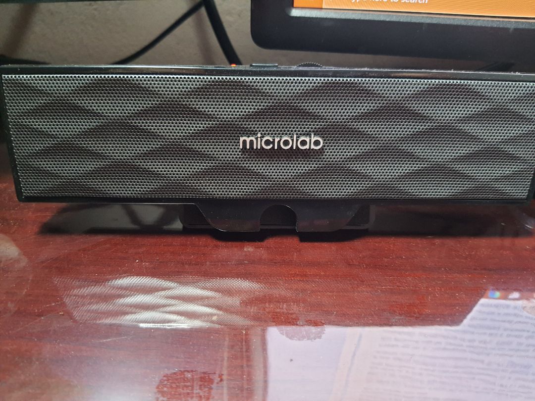 Loa rất gọn nhẹ, thiết kế dạng soundbar nên dây dợ đỡ lằng nhằng. Tuy nhỏ nhưng âm khá to, dùng trong phòng 10-15m2 là thoải mái. Chất âm thì bình thường nhưng tầm giá này thì không thể yêu cầu cao. Loa có sẵn nút bật tắt và tăng giảm âm lượng ở phía trên, bên dưới là dạng kẹp, có thể kẹp lên phía trên của màn hình máy tính. Nhìn chung rất hài lòng.