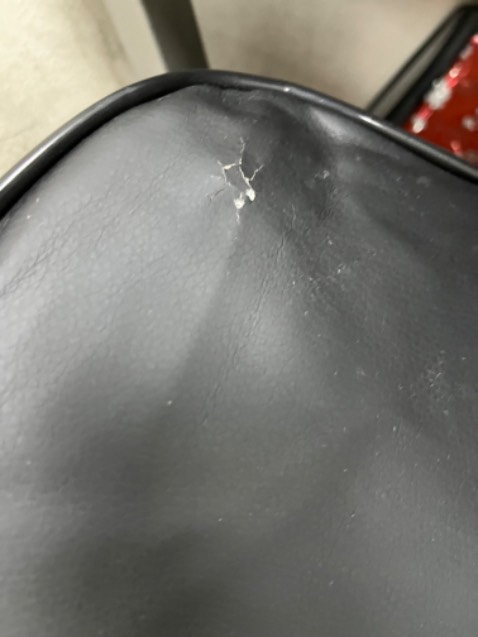 Hàng kém chất lượng. Rách nát