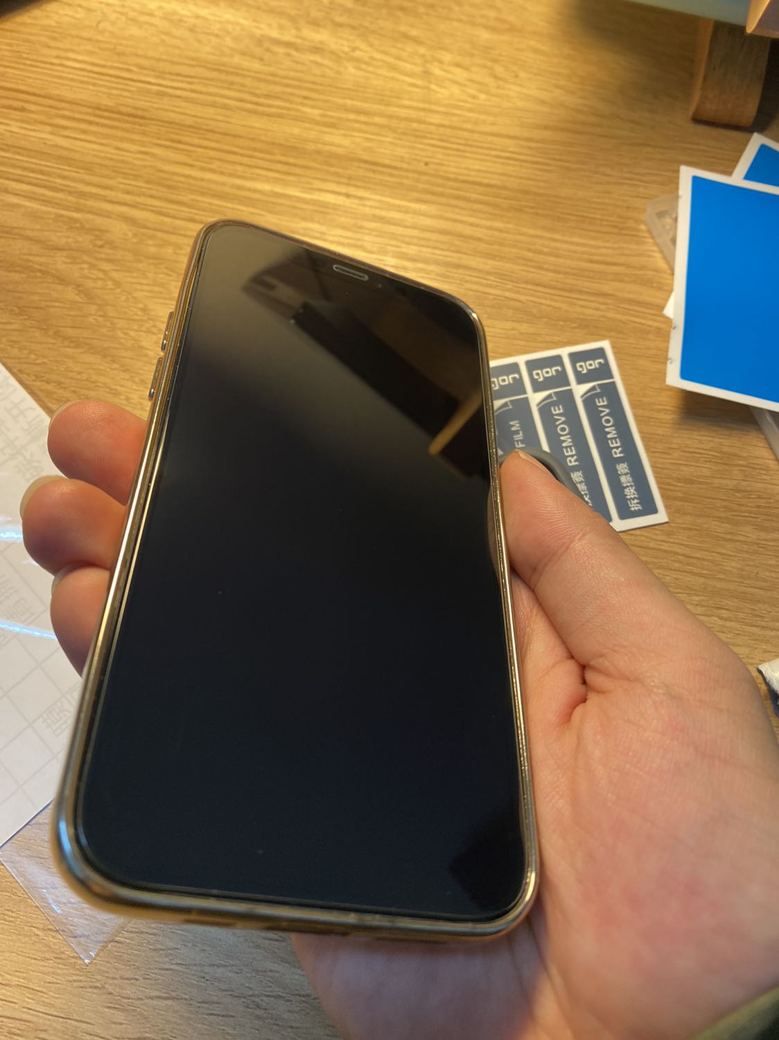 Hộp sản phẩm nhìn chuyên nghiệp, sản phẩm có 2 bộ dán mặt trước & mặt sau, có khung giữ máy nên dán rất dễ, chất lượng tốt, dán mặt sau nhìn hoạ tiết khá đẹp!