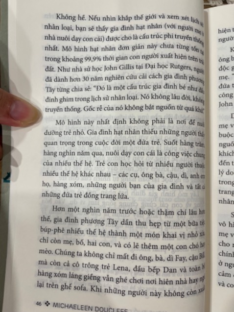Mình thấy sách của Huy Hoàng nhìn chung đều có nội dung rất hay và mang tính thời đại. Cuốn này mình không nghĩ là dày thế đâu, hơn 400 trang. Sách có bookcare nên có bọc. Cảm nhận của mình khi đọc những trang đầu tiên và đọc lướt qua 1 số phần rằng đây là 1 cuốn sách sẽ lật ngược và bác bỏ rất nhiều cách nuôi dạy con hiện đại. Mình thích nội dung sách đi vào những vấn đề cốt lõi chứ không lan man, lại còn có phần thực hành. Và cốt lõi nội dung tác giả muốn đặt ra là sự gắn kết và tình yêu thương giữa người với người từ các thế hệ với nhau, sự kiên nhẫn của bố mẹ với con cái mới là cách nuôi dạy 1 con người theo đúng nghĩa. Tác giả không giáo điều và mở ra 1 góc nhìn khác cho người đọc. Sách còn có bookmark hình tròn nhưng mình không chụp. Đây là cuốn sách đáng đọc và đáng để bỏ thời gian ra đọc chậm 1 chút