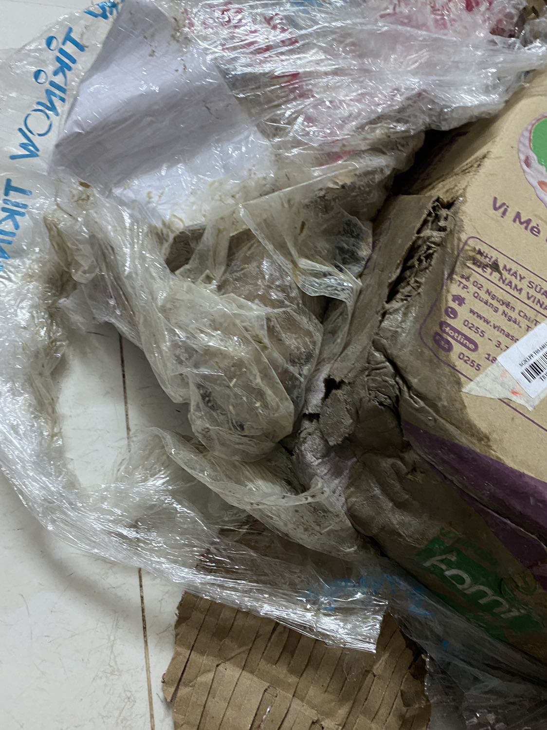 Quá TỆ, TỆ TỪ GIAO HÀNG ĐẾN CÁCH NHÂN VIÊN PHẢN HỒI
QUÁ ***, giao hàng hư, Tiki yêu cầu nhân viên giao hàng gọi khách ký xác nhận hàng nguyên vẹn.