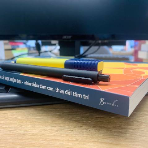 Đặt sách hôm trước hôm sau giao luôn. Sách mới không bị gãy, móp, có bookmark. Về hình thức thì chất giấy và mực in đều ok. Về nội dung mới xem qua thì thấy khá hữu ích, chủ yếu trình bày các kiến thức tâm lý học thông qua các yếu tố như :tư duy và kiến thức; cảm xúc và tình cảm; ý chí và hành động. Các vấn đề quen thuộc được nhìn và phân tích dưới góc độ tâm lý nên rất mới (mới nhìn qua phần chơi bài poker) Trình bày dễ hiểu theo, bố cục chương/phần khá logic. Sau khi đọc xong sẽ review.