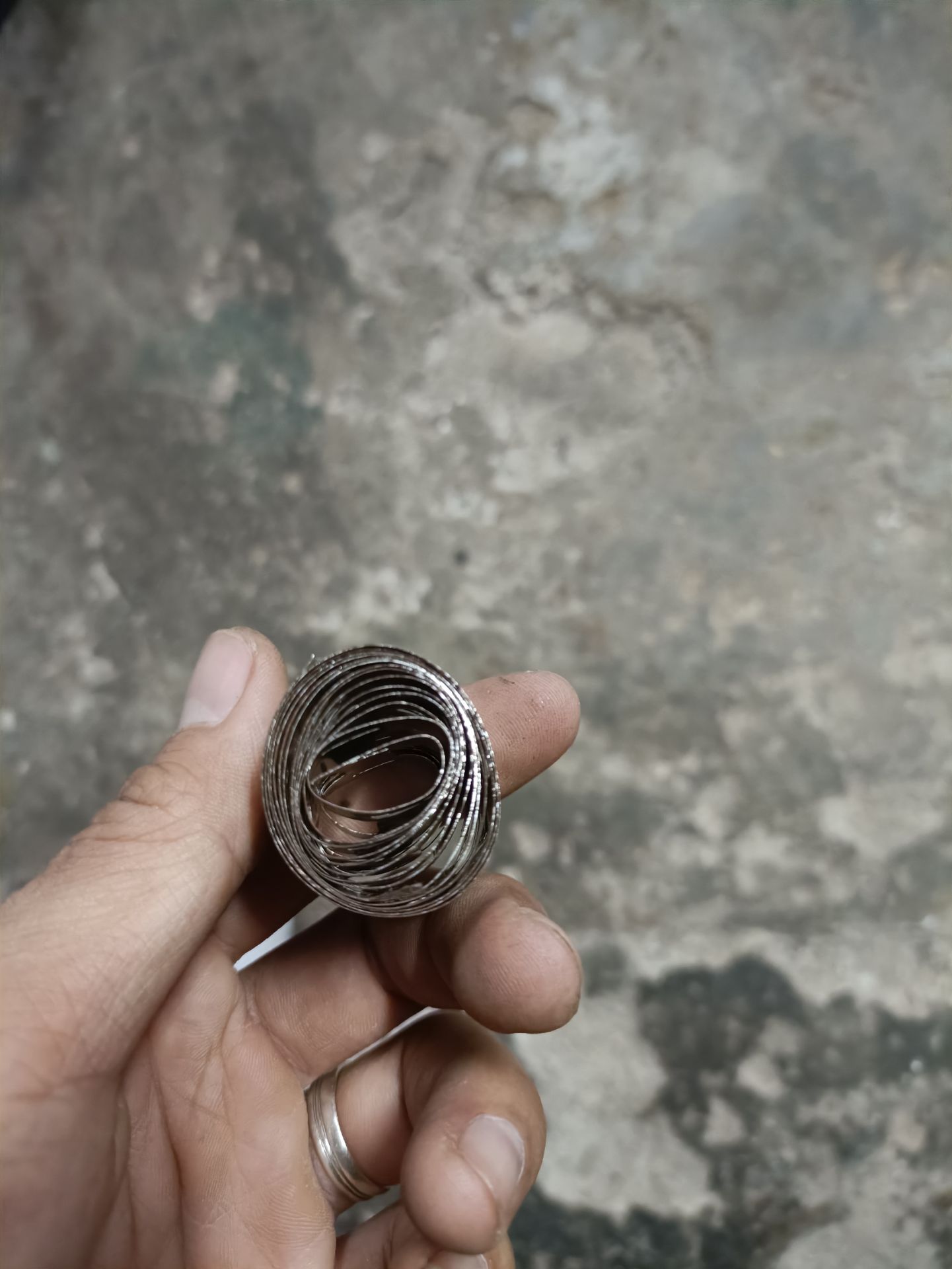 rỉ sét thế này còn bán được ??? thứ hai là shop không đề số lượng nay trọng lượng , 30  mấy ngàng mà có tí + với quấn vậy gãy gấp hết kẽm