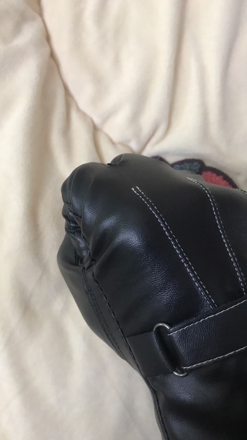 Găng tay da rất mềm. Độ co giãn cao, mặt bên trong có lớp lót lông đeo cảm giác êm tay và mềm mại. Hàng như mô tả cảm ứng điện thoại rất tốt. Đeo đi xe máy thì tiện lợi. Không sợ trời mưa. Đi mưa về lau cái là ok rồi. Sản phất tốt, ủng hộ shop 5 sao.