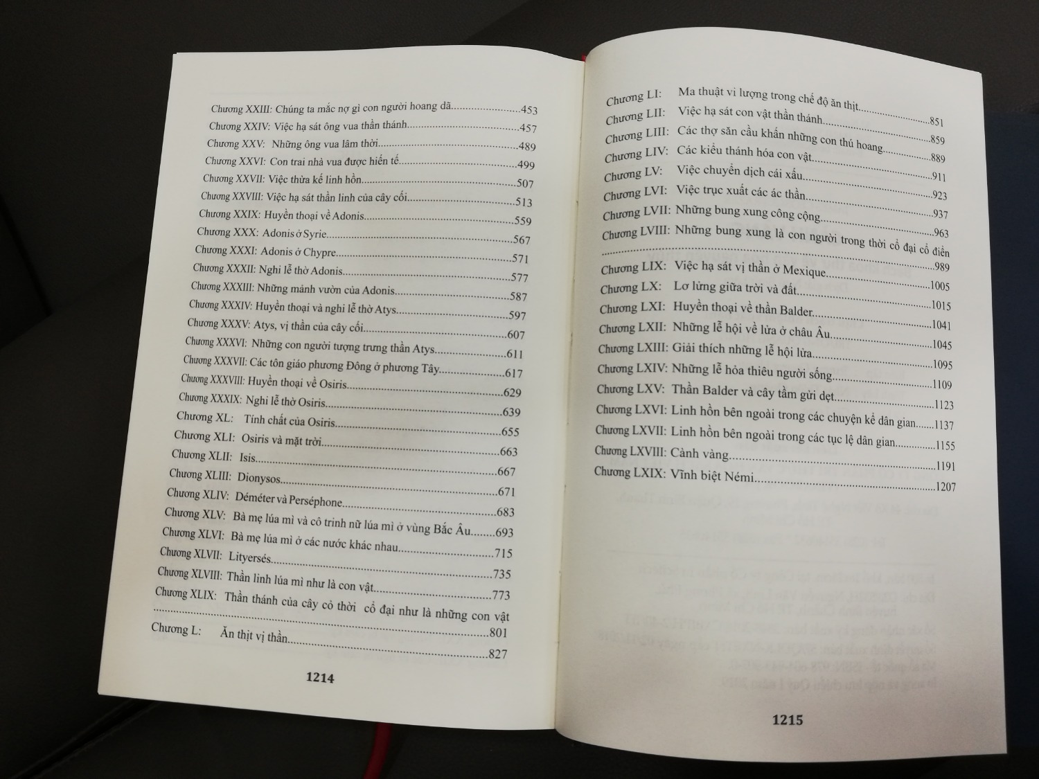 Sách dày hơn 1200 trang. Chất lượng in ấn tốt. Rất nhiều kiến thức bổ ích và thú vị lần đầu được biết đến. 

Theo ý kiến chủ quan của mình, sách khá kén người đọc. Phù hợp với những bạn muốn khám phá, nghiên cứu, tìm hiểu về văn hoá, lịch sử. Tuy nhiên, rất đáng sưu tầm !