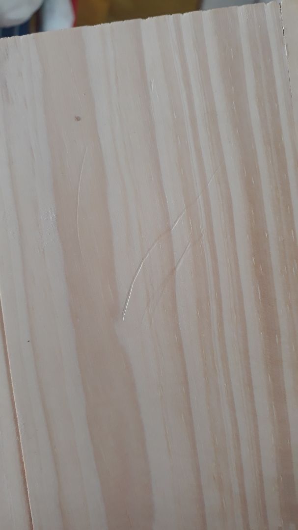 Chất lượng quá kém, gỗ mà giống giấy carton, bề mặt mềm, chỉ cần lấy móng tay quẹt nhẹ trên bề mặt là có vết chầy lõm vào, nói chung là chất lượng quá kém không nên mua. Chất lượng quá kém, gỗ mà giống giấy carton, bề mặt mềm, chỉ cần lấy móng tay quẹt nhẹ trên bề mặt là có vết chầy lõm vào, nói chung là chất lượng quá kém không nên mua.