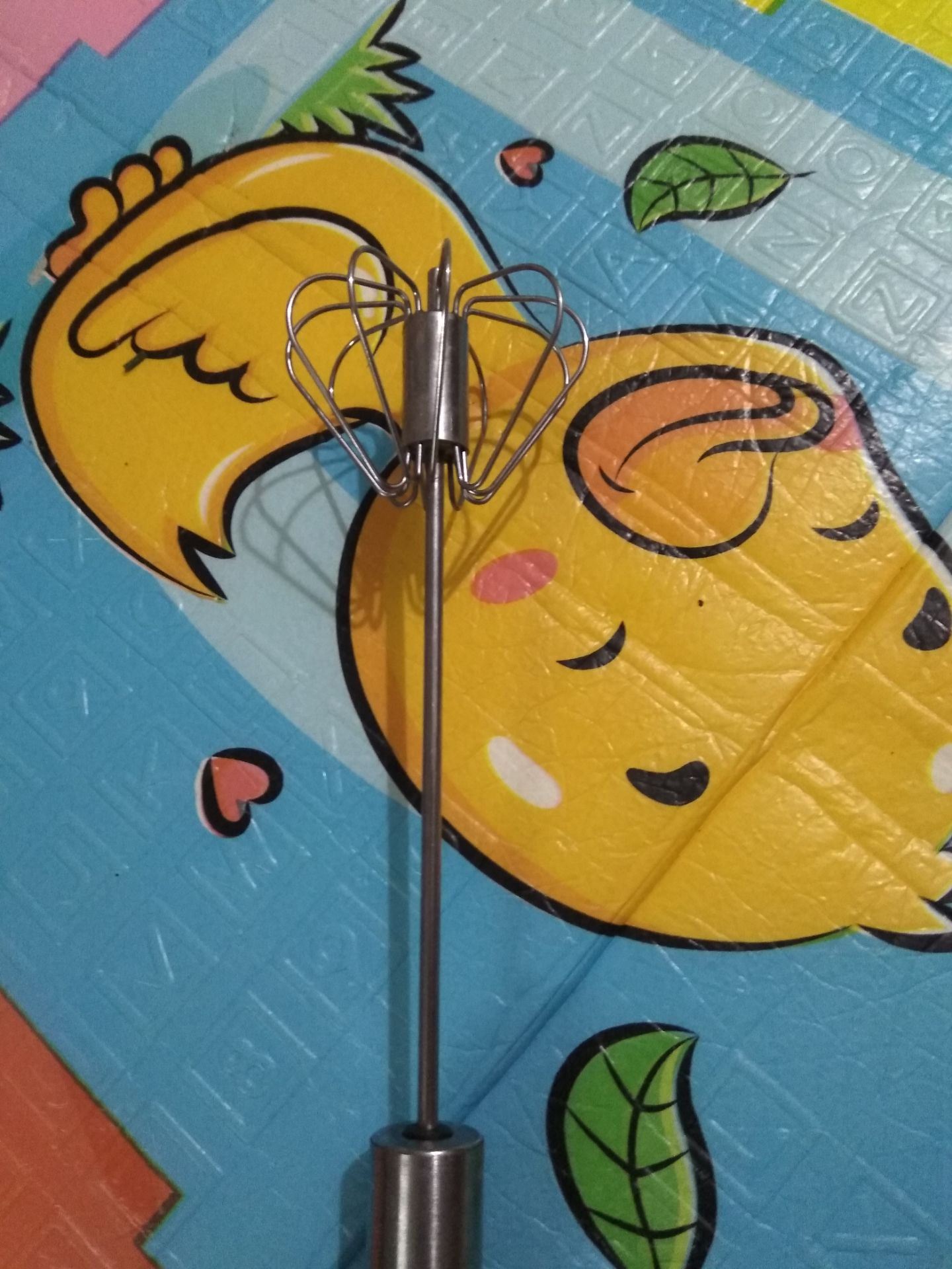 Cây đánh trứng bán tự động dùng rất tiện, dùng ít lực cũng có thể đánh bông trứng. chỉ cần nhấn nhẹ k mất sức. có thể sd khi k có máy đánh trứng.