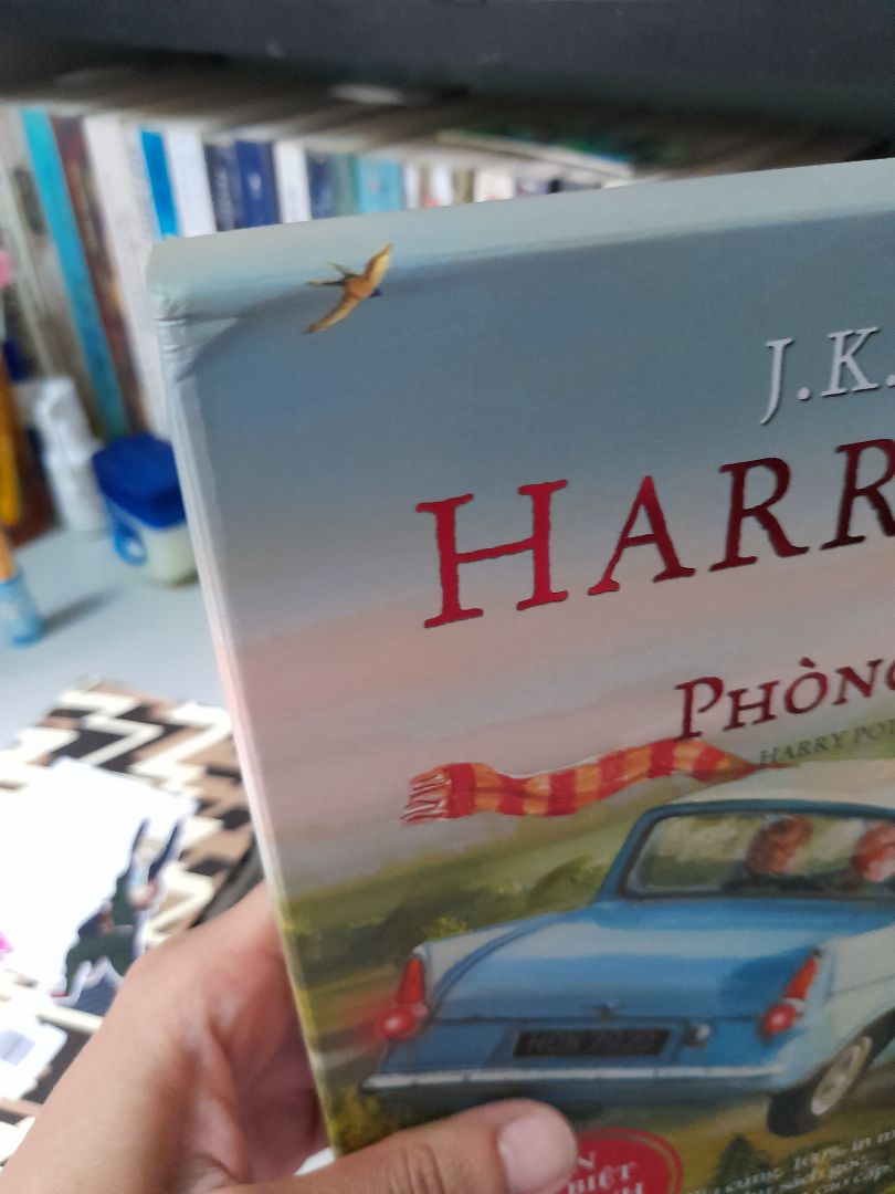 Lần nào tới tay là cái hộp cũng y vậy, sách chứ có phải là gì đâu mà không có cái gì chống sốc hết có được miếng bìa có cũng như không