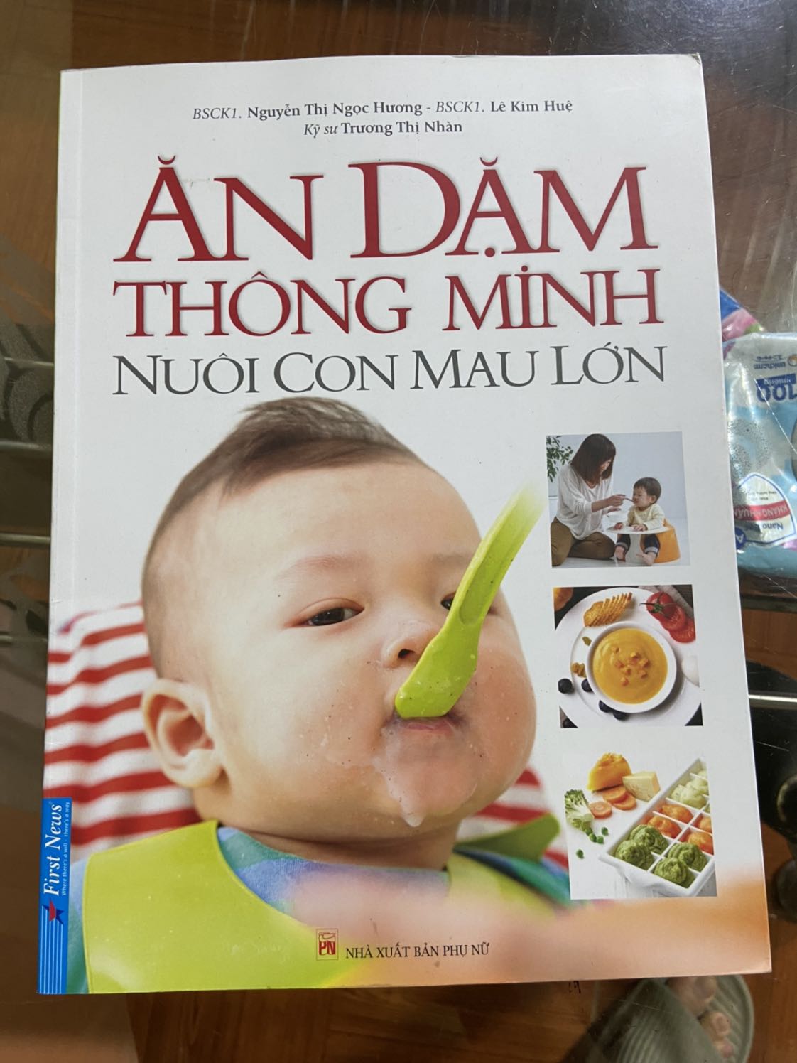 Tiki đóng gói sản phẩm rất kỹ. Không những vậy cuốn sách này thật bổ ích cho một người làm mẹ như tôi. Sách chỉ ra các cách nấu ăn cho trẻ sao cho vừa chuẩn khoa học, vừa ngon miệng mà lại dễ làm. Sách in màu rất bắt mắt khiến một người lười đọc như tôi cũng đã ngâm cứu gần hết cuốn sách rồi. Cảm ơn tiki nhiều nhé