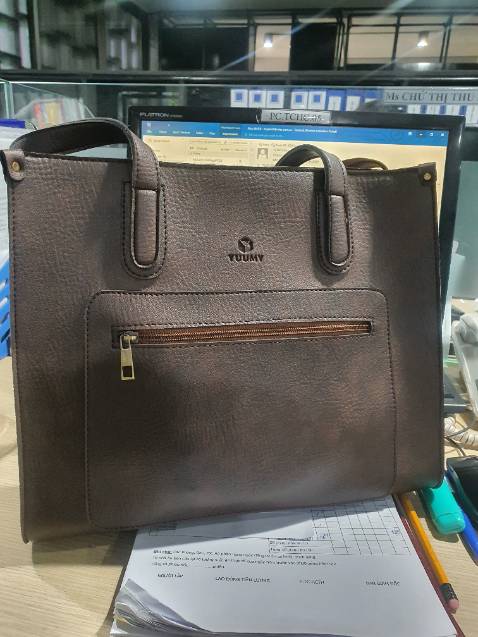 Với giá sale thì hàng quá ổn áp, túi to, rộng, đường may tỉ mỉ, chắc chắn. Nhưng nếu để nguyên giá thì chưa được xứng đáng. Hi, Hàng đóng gói cẩn thận, bao bì đẹp. Nhân viên giao hàng thân thiện.