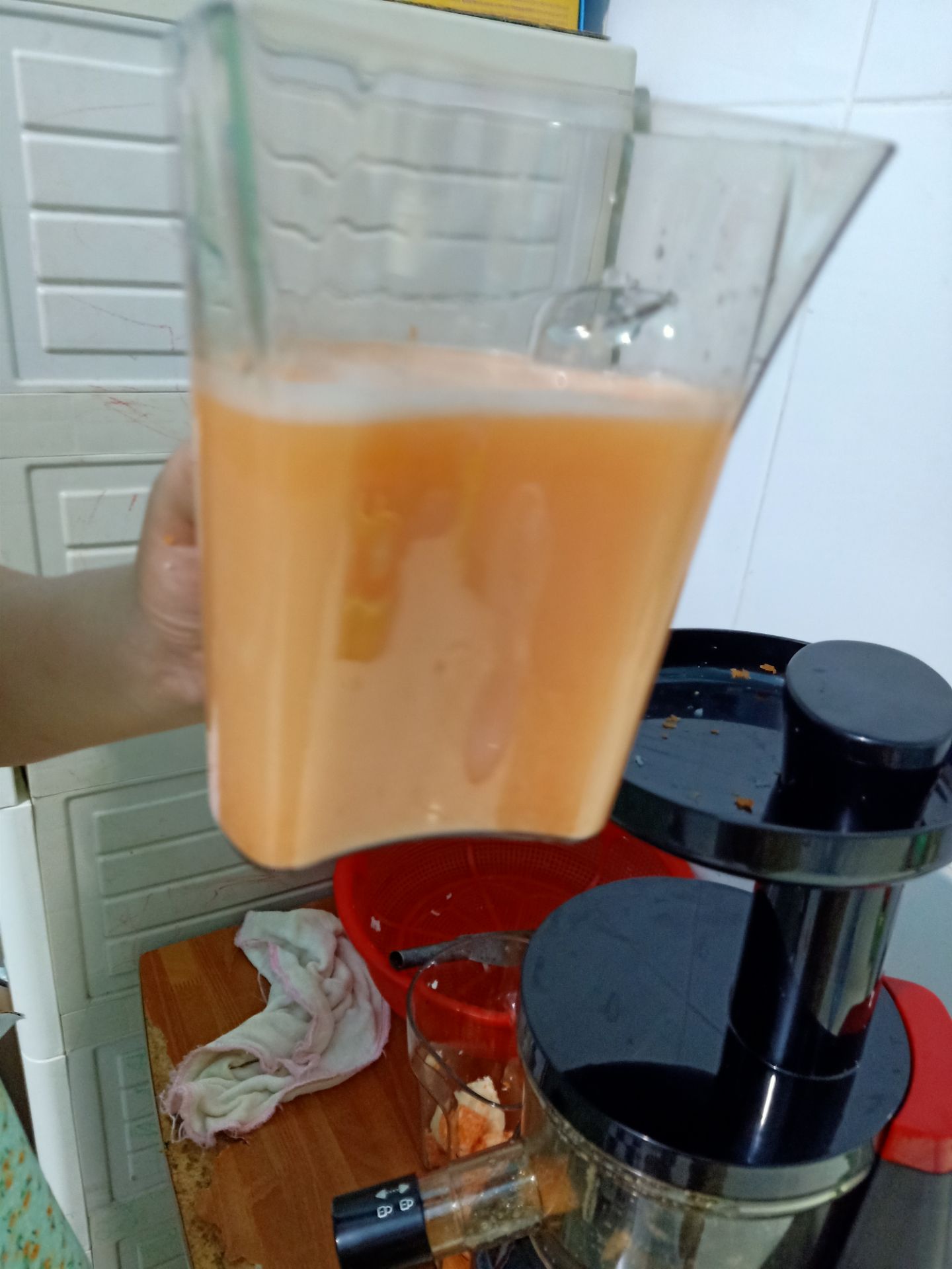 Lúc đầu xài thì hơi khó, ép được 2 lần thì máy ko chạy nữa. Sợ quá liên lạc với shop, ngta hướng dẫn lắp máy lại, vào khớp cái máy chạy ok, mừng gì đâu, mà máy này phải lắp đúng mũi tên nó mới hoạt động. Mua sản phẩm này rất xứng đáng, ép kiệt nước. Còn được tặng máy ép cam nữa chứ, quá là okla luôn. Cho 5* luôn. 🥰🥰🥰 Lúc đầu xài thì hơi khó, ép được 2 lần thì máy ko chạy nữa. Sợ quá liên lạc với shop, ngta hướng dẫn lắp máy lại, vào khớp cái máy chạy ok, mừng gì đâu, mà máy này phải lắp đúng mũi tên nó mới hoạt động. Mua sản phẩm này rất xứng đáng, ép kiệt nước. Còn được tặng máy ép cam nữa chứ, quá là okla luôn. Cho 5* luôn. 🥰🥰🥰