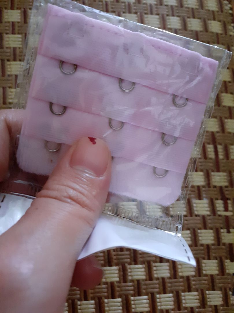 mình mua 2 màu kem + hồng nhưng chỉ thấy có 1 miếng gài màu hồng, không biết shop tặng thêm miếng gài hay do giao thiếu nữa.