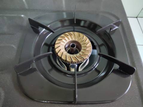 Bên giao hàng không lắp đặt nên KH phải tự lắp đặt. Bếp to bị thiếu mất đầu hâm, Tiki vui lòng liên hệ hãng để giải quyết giúp mình vụ này sớm nhé, bếp đã lắp vào mà chỉ được 1 bên bếp, bên kia không có đầu hâm nên không dùng.