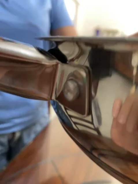 Chảo mới nhận hôm qua mà phần chốt ở tay cầm rất tệ, mới cầm đã bị lung lay, xin shop đổi lại sản phẩm khác