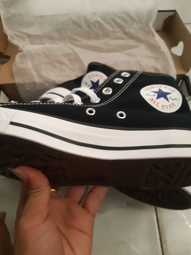 Bị gạch mất một đường trên mũi giày màu trắng. 
không biết là đế giày kiểu vậy hay sao mà nó bị lõm sâu vào k bằng với mặt vải. nên mang vào bị bè mặt vải ra . hơi nhỏ size thì phải