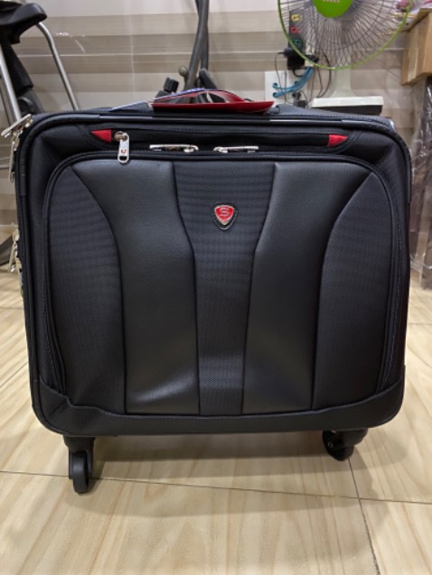 Mua vào lúc sale, giá giảm nên hơi lo lắng về chất lượng. Nhận hàng nhanh, thủ tục gọn, an toàn, chất lượng Vali ban đầu thấy yên tâm, hài lòng.
Còn độ bền phải chờ thời gian.