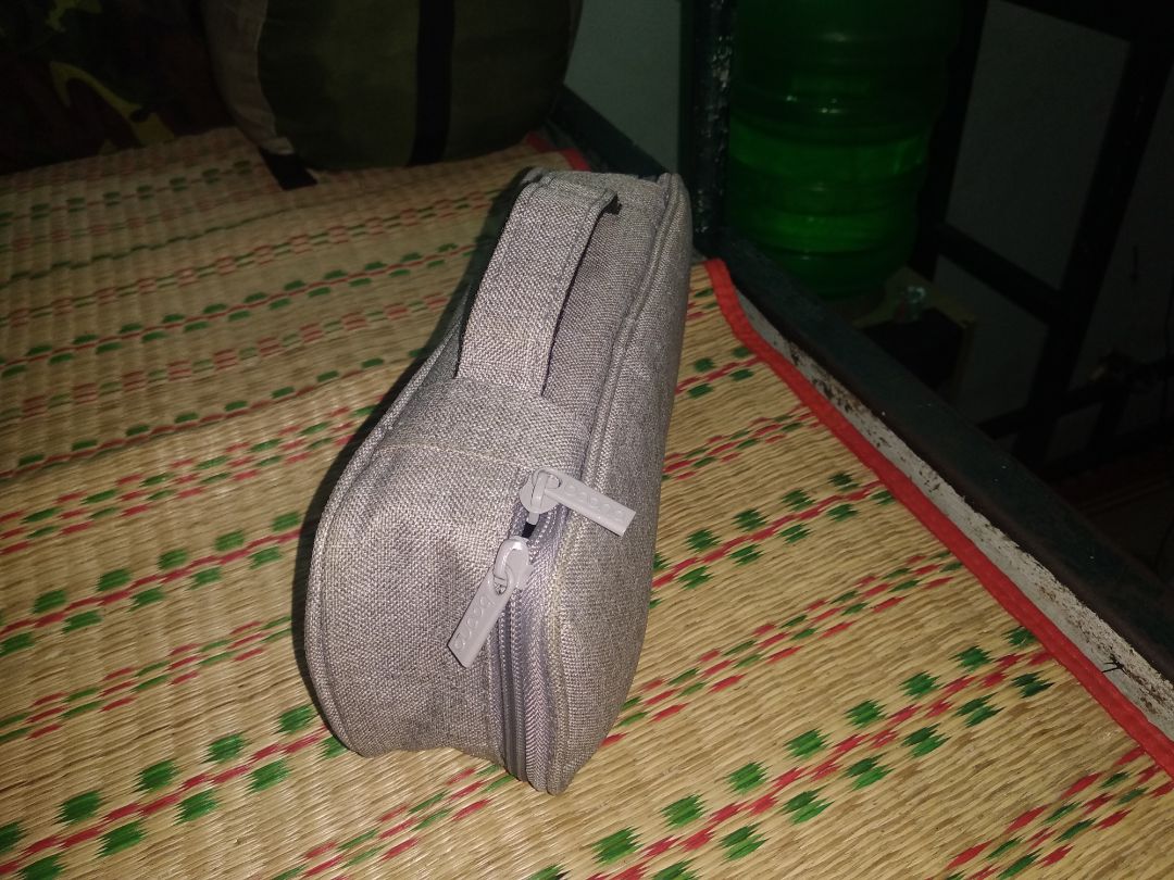 Túi to, mình đựng vừa được dây nguồn của laptop và một cái loa bluetooth nhỏ