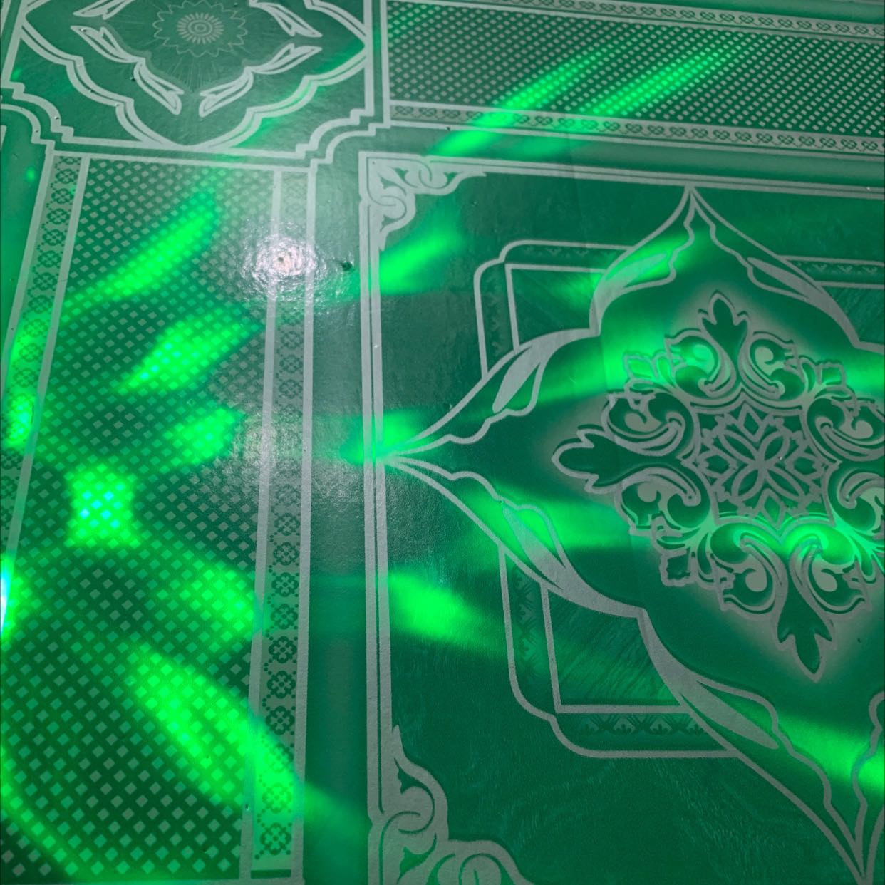 Bán hàng không đúng như mô tả, nhận hàng mở lên đèn đứng im rồi chớp không trôi như quảng cáo, mình cái đèn này như đồ chơi của trẻ e, mình khuyên các bạn không nên mua vì quá kém chất lượng, shop làm cho mình thất vọng quá