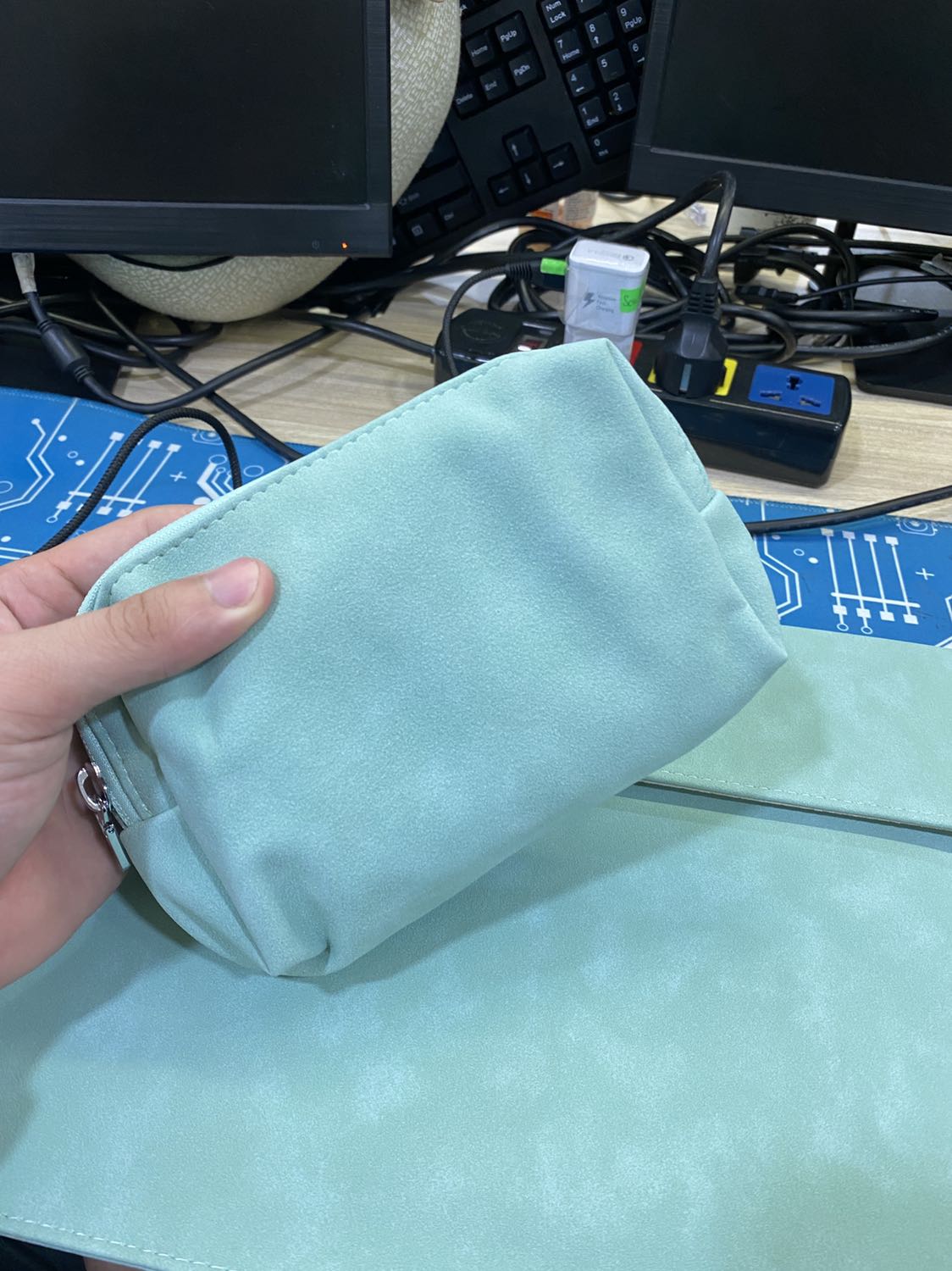 Hơi thất vọng

Với giá 325k/bộ sp như này, mình đã kì vọng hơn rất nhiều.
Thứ nhất, bề mặt bên ngoài nhìn khá là dị, sờ ráp rap tay. Mình đã chờ mong một sự mềm mại hơn
Thứ 2, khoá nam châm hơi yếu

Điểm cộng là được may, nên khá chắc chắn. Túi đựng phụ kiện vừa đủ củ sạc cùng thêm 1 món nữa, khoá của túi chưa *** nhiều nên ko biết chất lượng sao.

Nhìn chung, nếu bạn nào ko nhiều tiền, muốn 1 sản phẩm mua để bảo vệ Mac của mình thì ok. Còn nếu có điều kiện hơn chút, muốn 1 sản phẩm tốt hơn thì ko nên mua. Sẽ kì vọng và thất vọng đấy