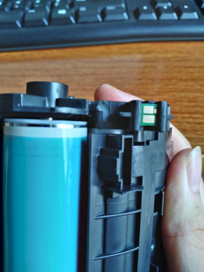 Mình mở ra thì thấy hộp mực bị vỡ một mảnh . Rồi khi lắp vào lại không in được chỉ toàn in ra mấy đường kẻ mực không biết shop có cách bào xử lý không? Mình mở ra thì thấy hộp mực bị vỡ một mảnh . Rồi khi lắp vào lại không in được chỉ toàn in ra mấy đường kẻ mực không biết shop có cách bào xử lý không?