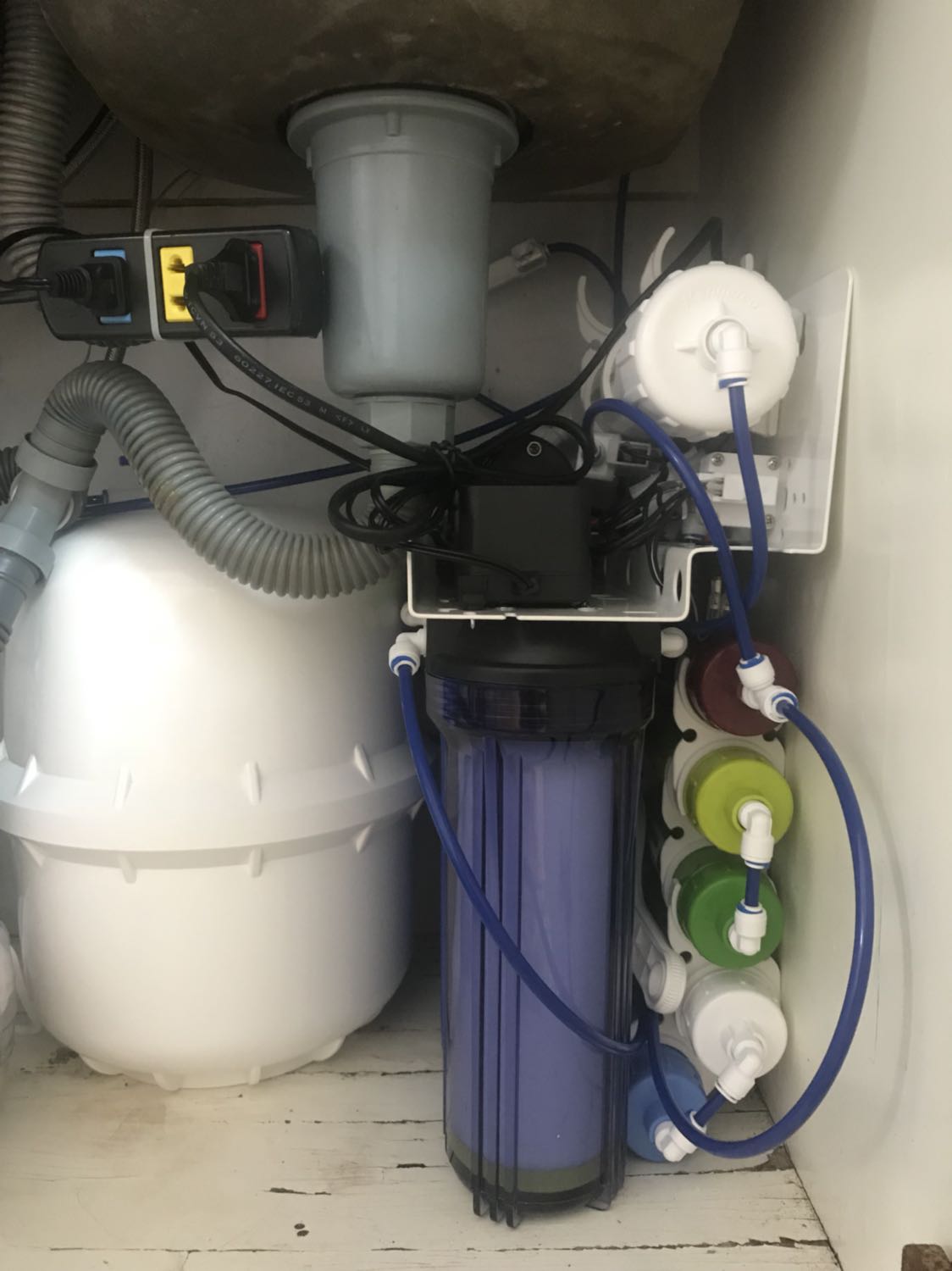 Tiki giao hàng rất nhanh, mình đặt hôm nay là ngày mai giao luôn, giá ship thì thấp. Bạn ship hàng rất nhiệt tình còn bê máy vào thang máy giúp mình. Cảm ơn Tiki và bạn shipper
Các bạn lắp đặt nhiệt tình, chịu khó, lắp đặt gọn gàng sạch sẽ, lắng nghe yêu cầu của khách.
Sau khi mua máy lọc nước xong, mình sắm thêm một loạt đồ khác từ Tiki. Many thank Tiki