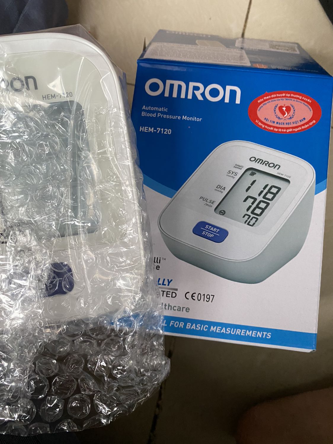 Tôi mua máy omron 8712 nhưng lại nhận được máy 7120. Chờ đợi để đến ngày nhận thì lại nhận sp giao khống như vậy không chấp nhận được. Chat với nhà bán cungz ko được. Tôi yêu cầu đổi hàng. Mặt hàng này không có thì yêu cầu hoàn tiền để tôi mua của nhà cung cấp khác! Không thể treo đầu dê bán thịt *** như này được