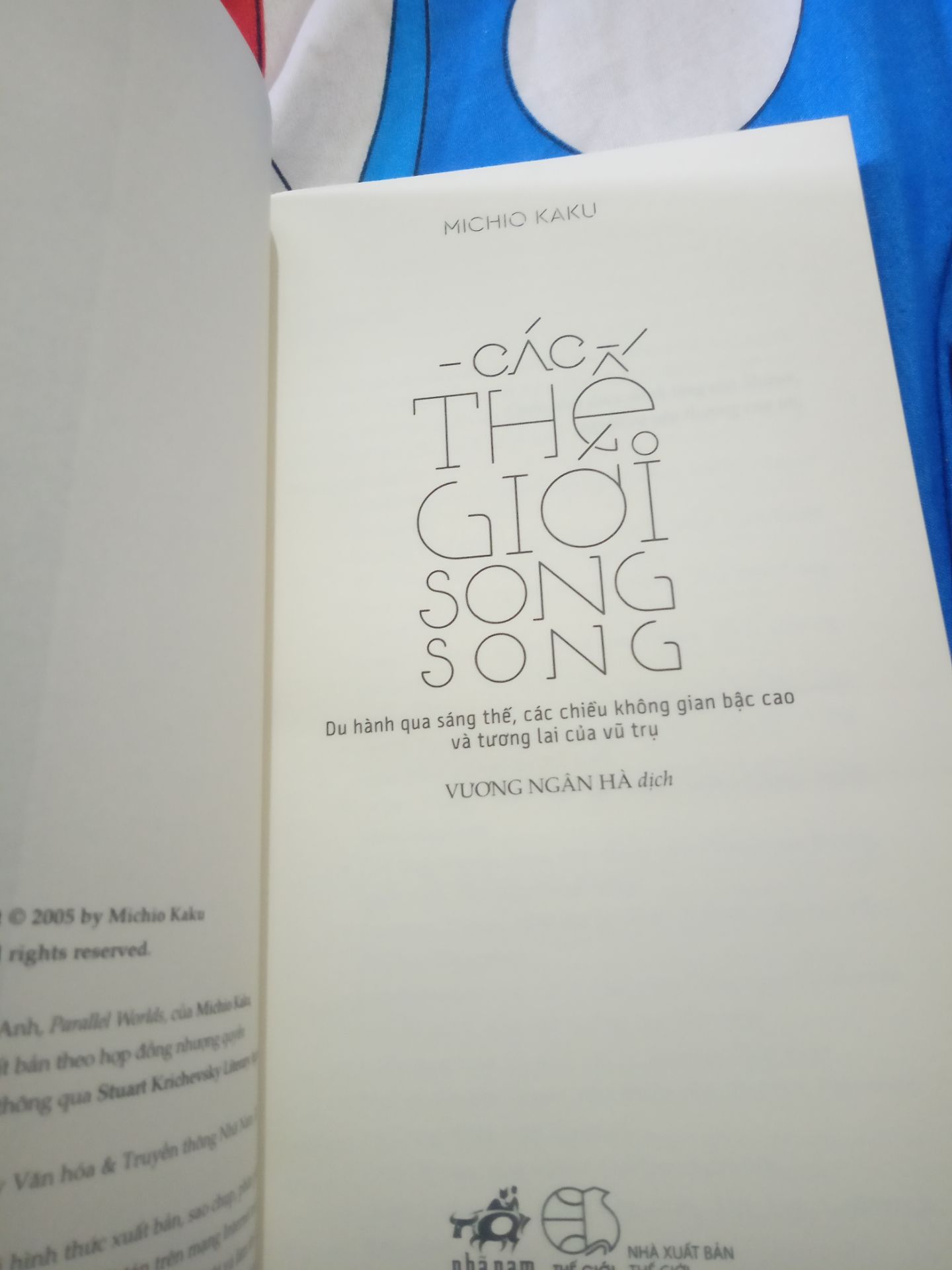 2 Bộ Sách Đẹp, Bìa sáng,nhất là quyển Vũ Trụ song song đọc rất hay các bạn nên mua về đọc thử ???