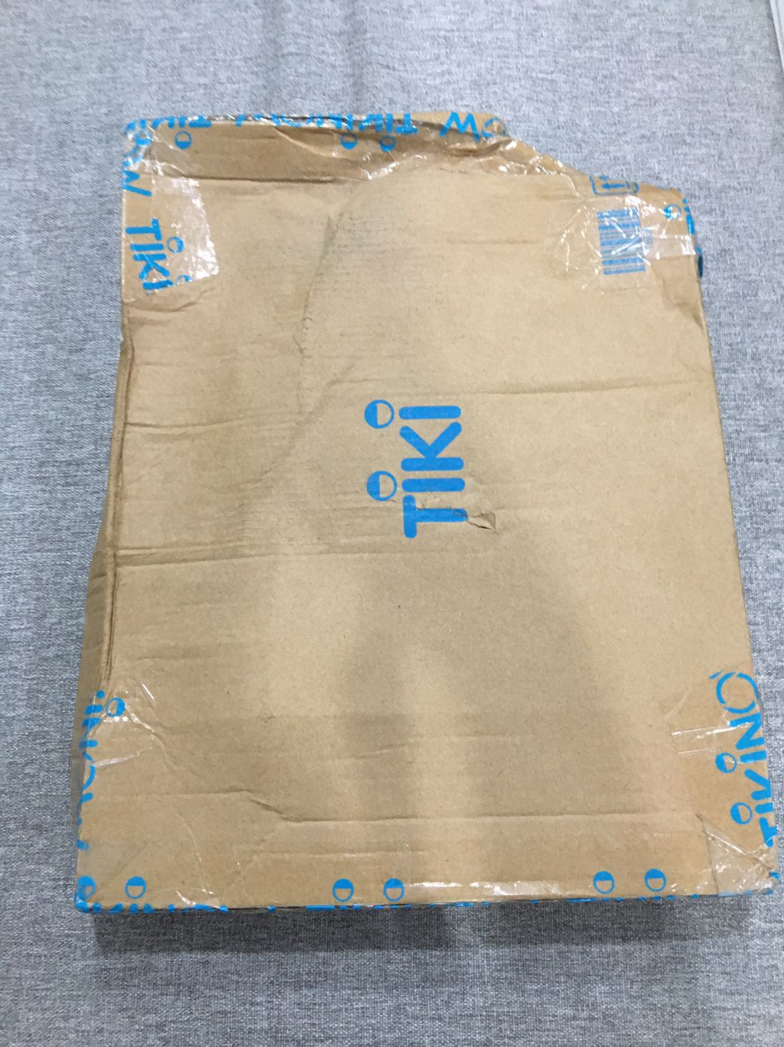 Sách giấy đẹp, nội dung hướng dẫn tập viết rõ ràng, kỹ càng.
Nhưng mình rất không hài lòng về cách đóng gói sản phẩm. Lần đầu tiên Tiki khiến mình thất vọng như vậy. Khi nhận được hộp bị móp méo thì mình vẫn nghĩ không sao, nhưng khi mình mở ra thì thấy sách bị thấm ướt 1 góc và bị ố vàng như hình