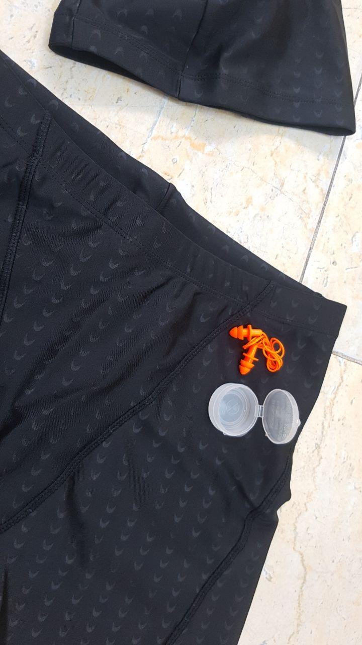 Sản phẩm như hình , nhân viên giao hàng nhanh , hàng đóng gói kỹ ,. Phụ kiện nón đi kèm cũng rất ok . Rẻ hơn mấy bên khác , mua quần mà được tặng luôn cả nón . Chất vải nhanh khô , đường may chắc chắn . Mình đùi to mặc vào hơi chật tý nhưng mà quần bơi vậy là ok . Quần bơi lửng nên mặc cũng khá tự tin , không bị lộ hàng :))