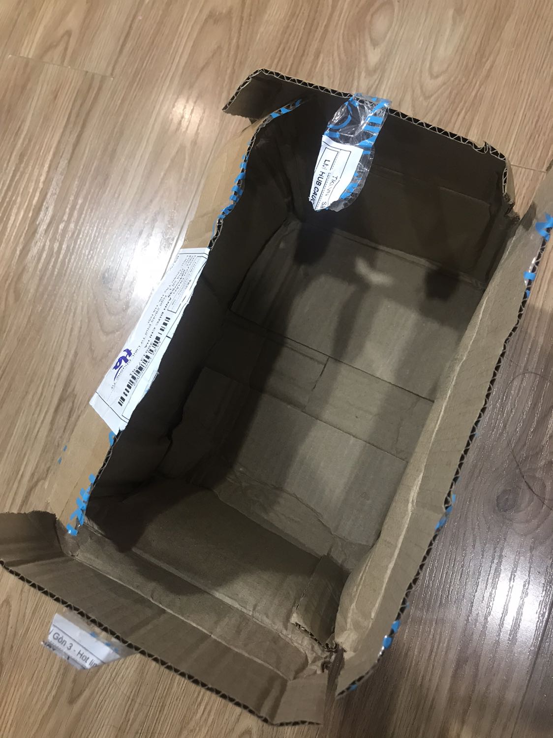 Sách may vẫn ok Nguyên hộp , nguyên niong , bên trong không bọc chống sốc hay lót giấy gì đó . Khi nhận hàng thấy hộp nát be bét méo móp bốn phía mình đã rất sợ bị dập nát rồi nhưng chắc mình vẫn còn may mắn , bên trong ko bị ảnh hưởng. Tiki hay nhà sách nên xem lại vấn đề lót lớp bảo vệ bên trong nữa thì dịch vụ sẽ rất tuyệt