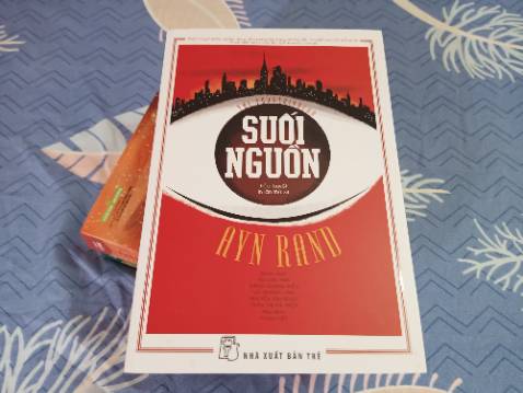 Được đánh giá là một trong những tiểu thuyết hay nhất thế kỷ 20. Tái bản liên tục trong nhiều năm, chứng tỏ sức hút của tác phẩm được độc giả khắp nơi đón nhận. Phiên bản bìa mềm, in đẹp, giấy đẹp. Nhà sách Tiki giao hàng nhanh chóng, bọc gói chèn lót sách cẩn thận, đã tiếp thu ý kiến đóng góp của người mua nên tốt hơn thời gian trước rất nhiều. Xin cảm ơn Nhà sách.