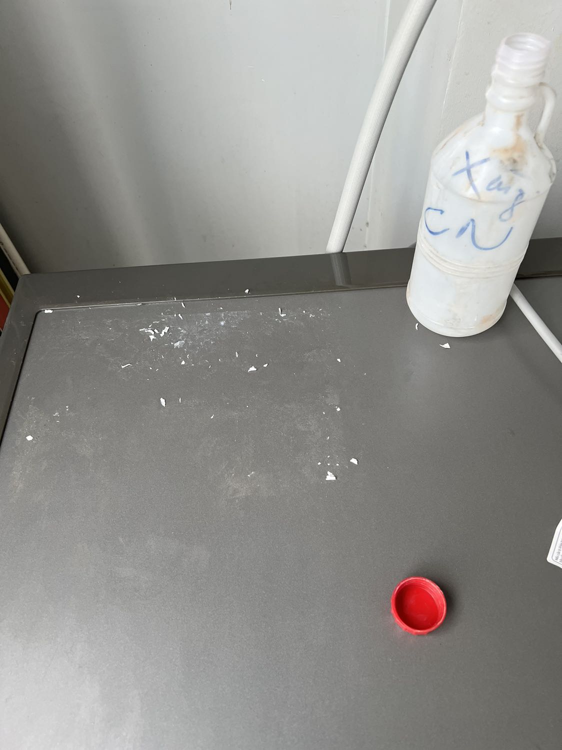 Máy thiết kế đẹp, smart, giặt sạch, êm... Nhưng, làm ra được cái máy giặt xịn vậy mà sao không quan tâm đến trải nghiệm người dùng???
Tôi đã mất hơn 1h, dùng xăng Nhật tẩy mới ra cái miếng giấy xấu xí này. Nó dính còn hơn nyc...
Bạn 1 sao vì bạn xứng đáng 🙂