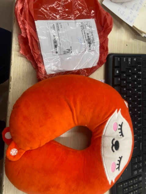 Đặt gối hình đổeemon màu xanh sao lại giao cái hình con gì màu cam . Đề nghị đổi lại giúp