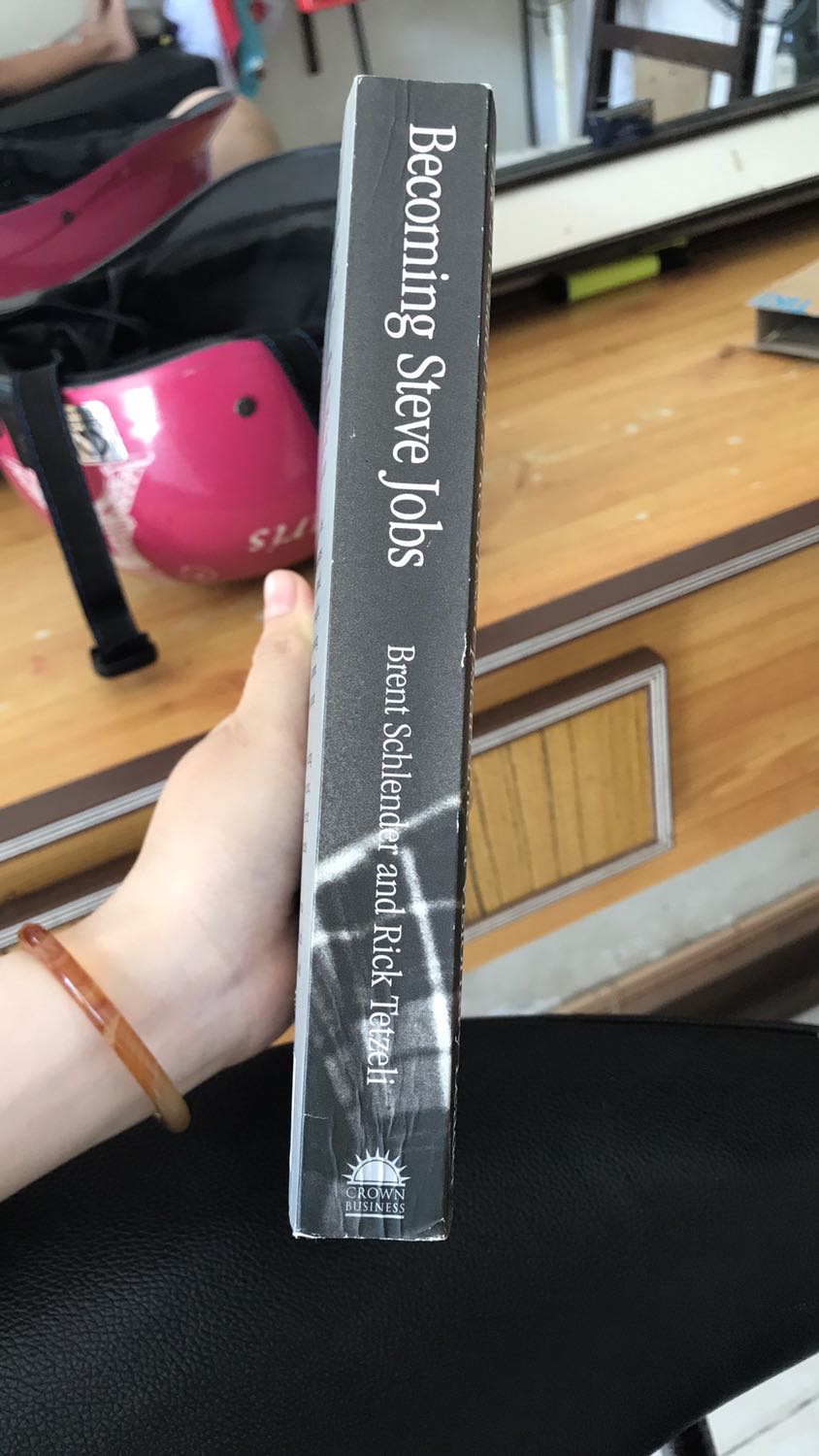 Nhận được sách thấy hụt hẫng quá trời :(
Bìa sách cũ và nhăn, một số chỗ hơi tróc ra, trang sách cũng úa vàng :(( tiki đóng hộp rất vừa vặn nhưng khui sách ra mình thấy thất vọng lắm luôn