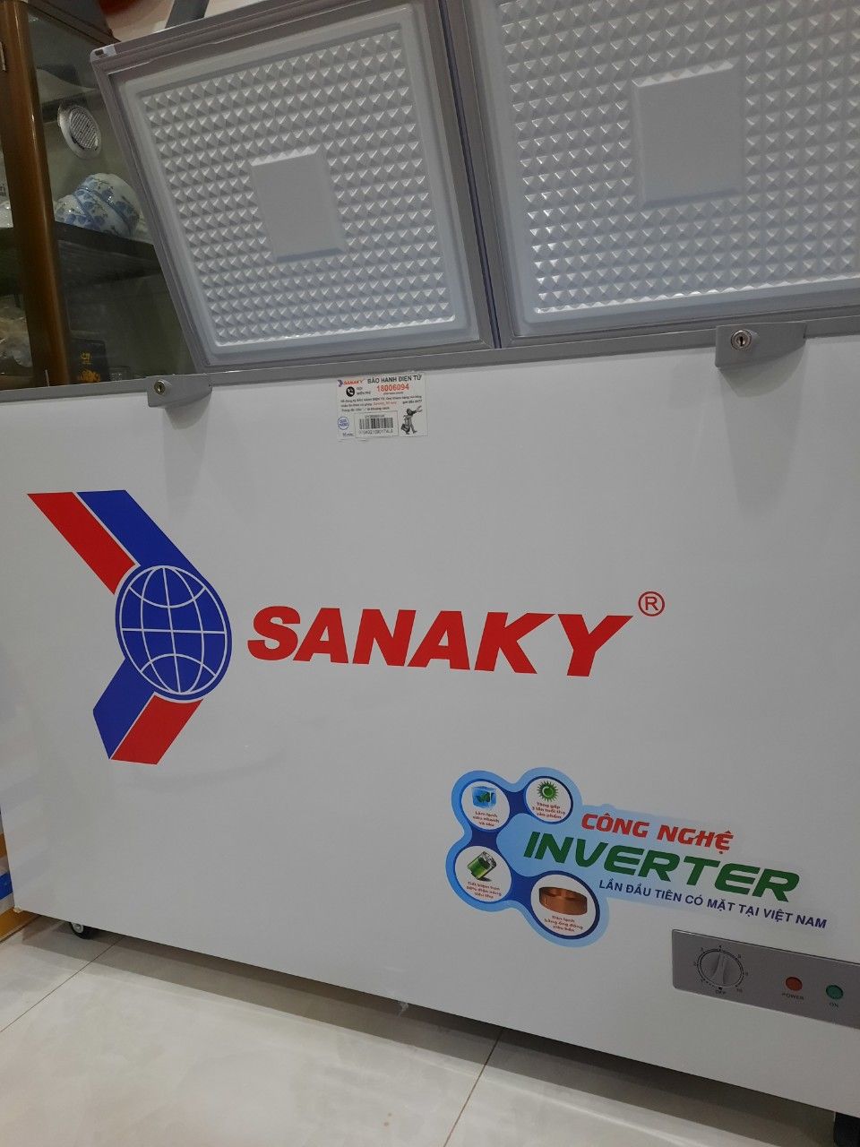 Hàng về mùa dịch, dù khó khăn trong việc giao hàng, nhưng sau bao ngày đợi chờ hàng đã đến tay. Tủ mới đẹp, ngăn mát rộng hơn ngăn đông. Hàng tốt, mong rằng sẽ chạy bền.