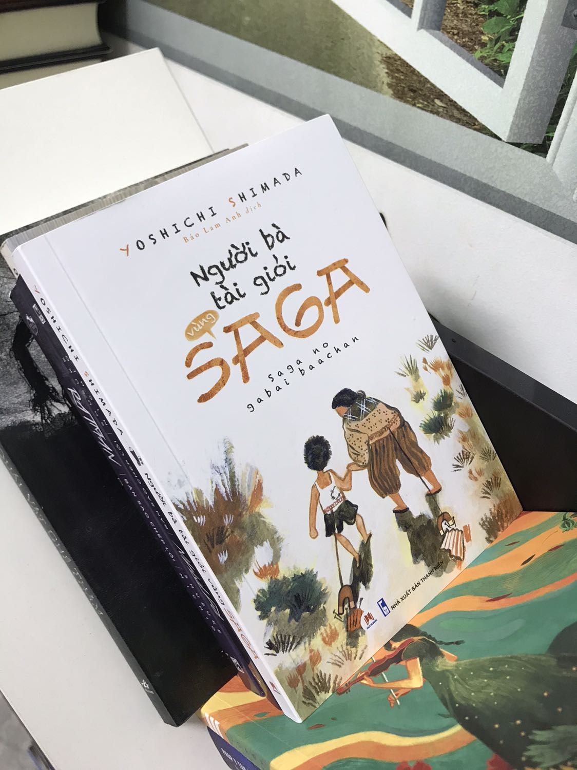 Bạn tôi nói; hay quá
Đồng nghiệp tôi nói, quá hay
Cộng đồng mạng nói; hay tuyệt
Mấy người lạ thấy tôi cầm sách, nhỏ nhẹ đồng tình; tuyệt hay
Tôi nói gì? Oh, sách hay hết nước chấm. 

Cuốn sách gồm 17 chương, là 17 câu chuyện ngắn kể về 8 năm tuổi thơ của nhân vật nam chính sống với bà ở một vùng quê. Chuyện nào cũng hay, ý nghĩa, thú vị, đề cao sự tử tế của con người với con người, đồng thời làm toát lên những  tâm hồn đẹp cùng suy nghĩ lạc quan yêu đời trước cuộc sống khó khăn.

Mình rất thích câu quote này, nó gần như là thông điệp của hầu hết các câu chuyện trong sách: “Lòng tốt, sự tử tế thực sự là khi ta không để ai nhận ra việc mình làm.”

Tiki giao sách siêu tốc đúng hẹn, sách mới toanh có màng co, đóng gói không có xốp chống sốc nhưng vẫn ok vì giao nội thành ở các thành phố lớn thì có thể đóng đơn giản hơn nhiều so với sách được đóng đi tỉnh.