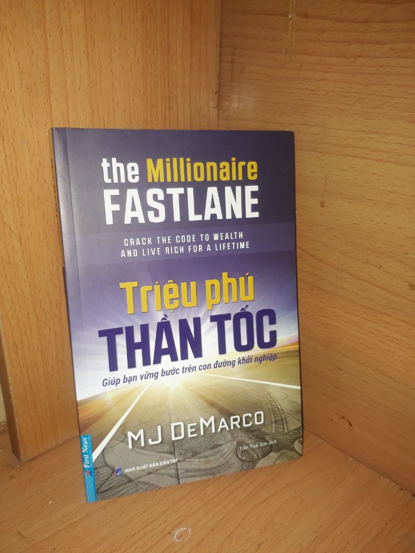 Đây là cuốn sách còn hơn mình mong đợi. Không lòng vòng lý thuyết suôn nhàm chán, không hình thức giáo điều. Giống như một buổi nói chuyện chia sẻ lại những gì thực tế nhất mà MJ DeMarco đã trải qua. Hi vọng cuốn sách này sẽ đến tay nhiều bạn đọc hơn nữa. 
Tôi xin cảm ơn dịch giả Trần Thái Sơn đã dịch bản này để mang nó đến với nhiều bạn trẻ. Các bạn cũng có thể tìm đọc bản tiếng Anh nếu muốn.