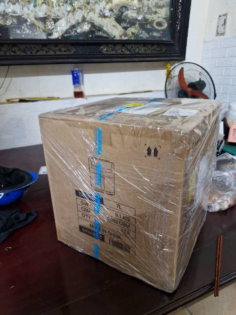 Về sử dụng: nồi lớn, có thể hấp rất nhiều thức ăn. Dễ dùng, mình mới *** hấp thức ăn nên thấy hấp nhanh, tiện lợi
Về hình thức: nồi chiên đẹp, mình thích màu trắng nhưng nồi đen trông khá ổn. Chắc chắn, to hơn mìn tưởng tượng chút.
Điểm yếu: nồi có 1 khe nhỏ thoát khí phía sau.  Nồi chiên không dầu thường ko có. Mình ko rõ có ảnh hưởng gì lúc đun nấu không nhưng khe thoát khí sẽ hơi nguy hiểm cho trẻ em + làm ẩm tường. Về sử dụng: nồi lớn, có thể hấp rất nhiều thức ăn. Dễ dùng, mình mới *** hấp thức ăn nên thấy hấp nhanh, tiện lợi
Về hình thức: nồi chiên đẹp, mình thích màu trắng nhưng nồi đen trông khá ổn. Chắc chắn, to hơn mìn tưởng tượng chút.
Điểm yếu: nồi có 1 khe nhỏ thoát khí phía sau.  Nồi chiên không dầu thường ko có. Mình ko rõ có ảnh hưởng gì lúc đun nấu không nhưng khe thoát khí sẽ hơi nguy hiểm cho trẻ em + làm ẩm tường.