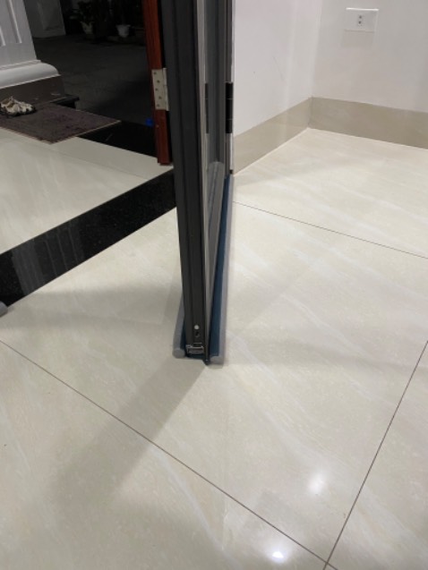 Xốp bịt khe cửa rất khít. Từ giờ không lo gió lùa nữa. Sản phẩm nên mua mọi người ạ